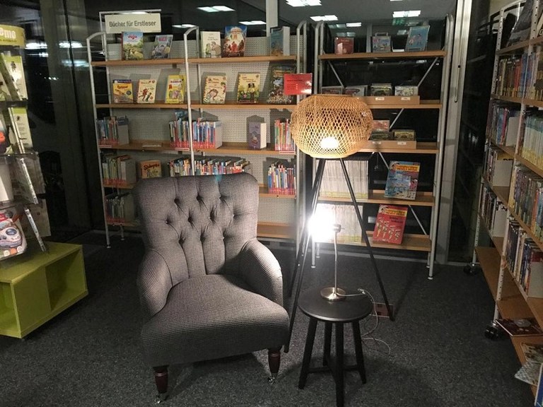 Nachts in der Bücherei