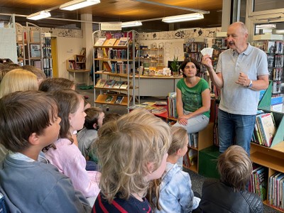 Viktorsberger Volkschüler/innen mit Begeisterung in der Bücherei Sulz-Röthis